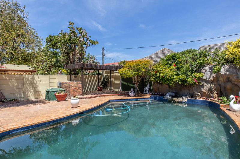 5 Bedroom Property for Sale in Bergvliet Western Cape